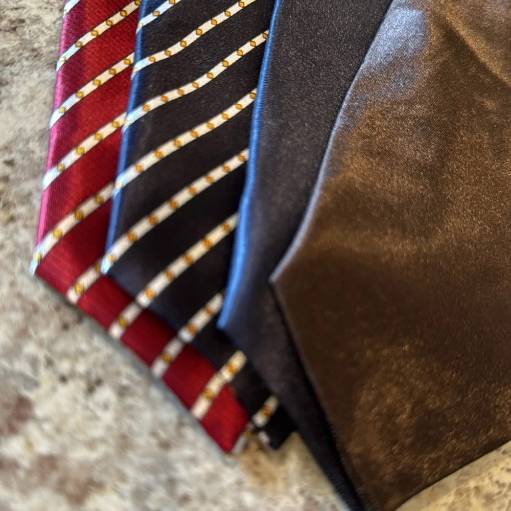 unisex Tie set of 4. Attached elastic cord goes under the collar 1 NWOT
